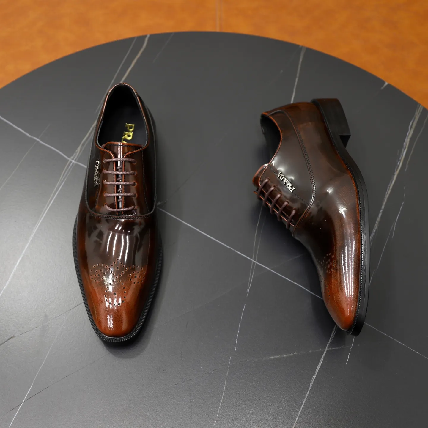 Ex-factory price: 540💰🙅‍♂️🙅‍♂️🙅‍♂️ Brand: PRADA Standard code: Men's code 38-44 (45 can be customized) Grade: Same style as the official website Original order quality Material: Original cowhide surface Comfortable cowhide lining Original outsole Style category: Men's fashionable casual leather shoes Distinguished big-name luxury elements Top luxury Color: actual picture color